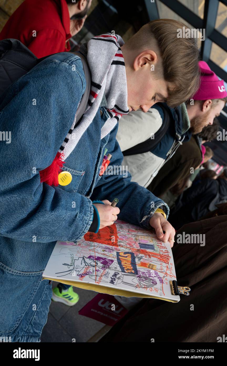 Am 30. 2022. November fand vor der Kings Cross Station eine große Kundgebung von eindrucksvollen Universitäts- und Hochschulmitarbeitern statt, die ein faires Lohnangebot verlangten und Stockfoto