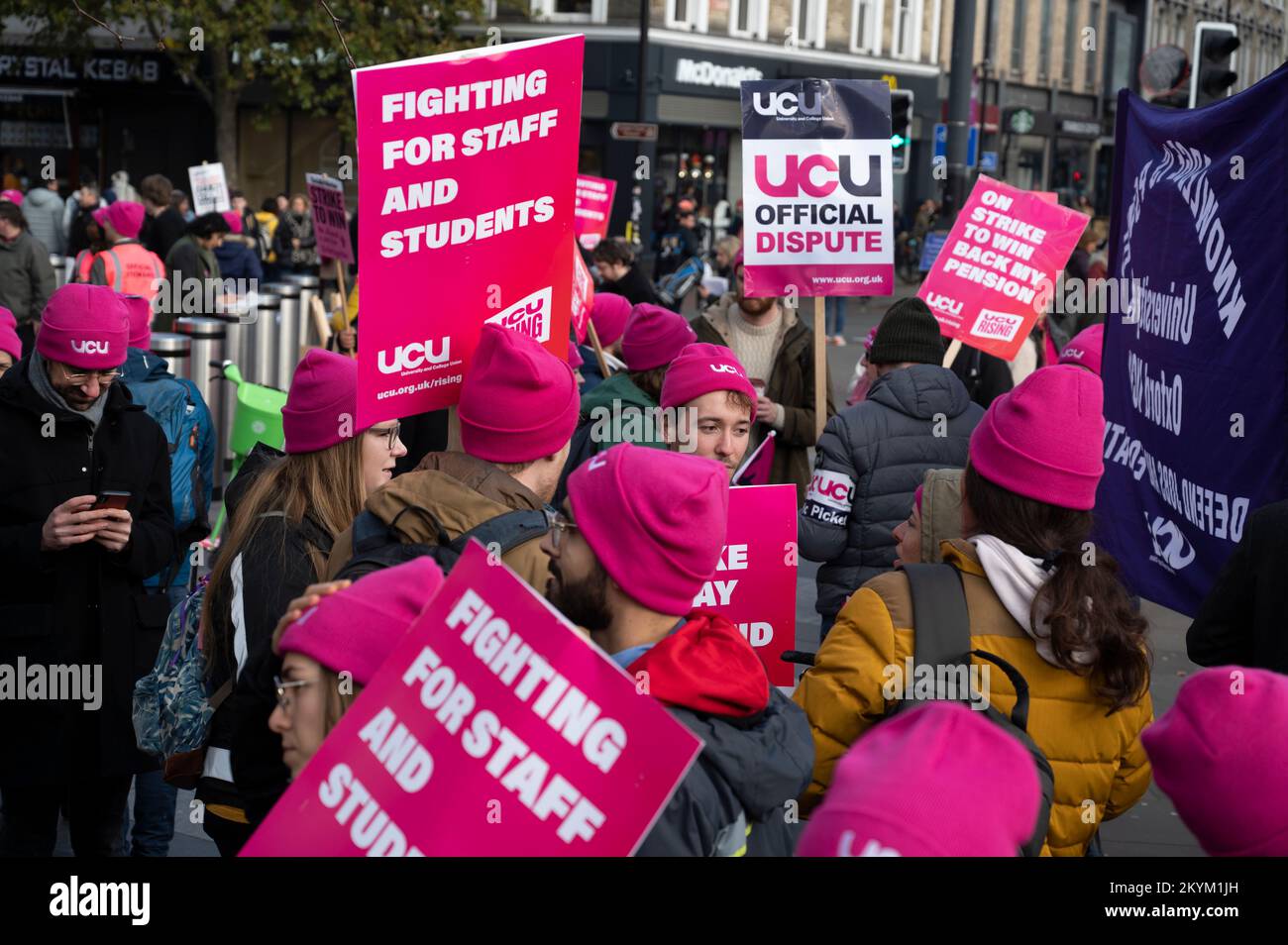 Am 30. 2022. November fand vor der Kings Cross Station eine große Kundgebung von eindrucksvollen Universitäts- und Hochschulmitarbeitern statt, die ein faires Lohnangebot verlangten und Stockfoto