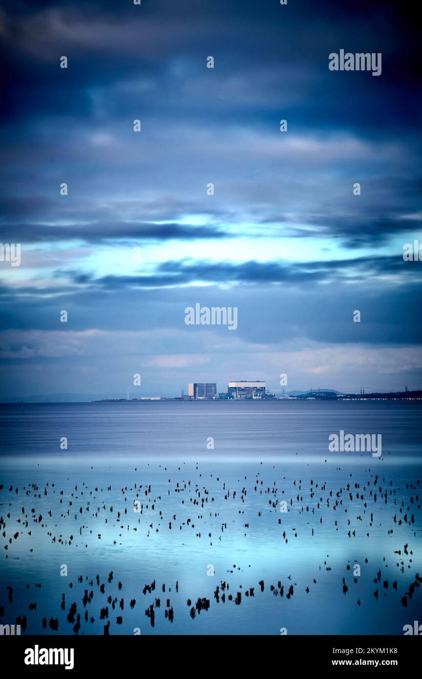 Heysham Atomkraftwerk und Morecambe Bay aus Preesall, Großbritannien Stockfoto