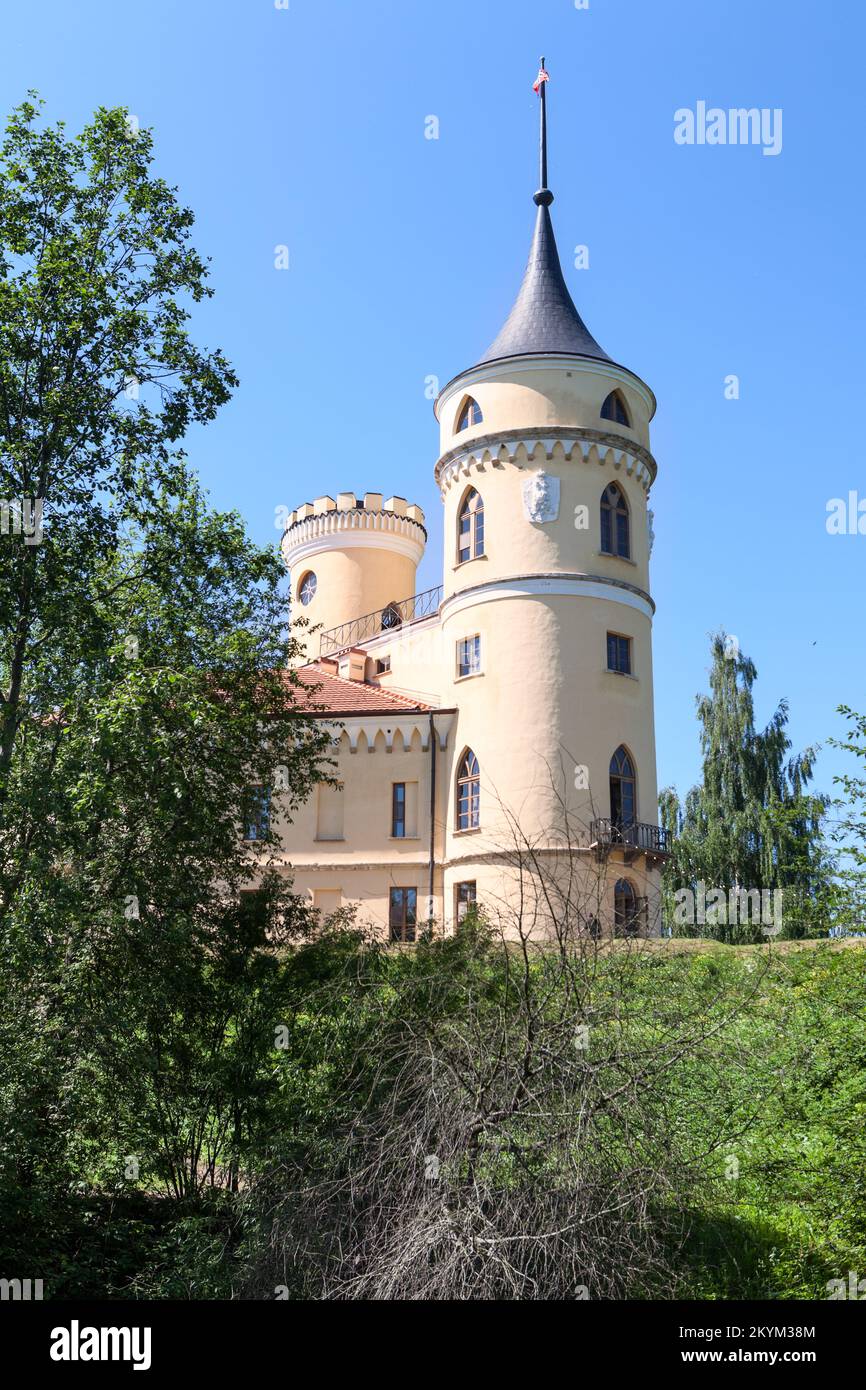 Das Marientalschloss befindet sich im südlichen Teil der Stadt Pawlowsk, Region Leningrad, Russland. Lätzchen oder BIP ist ein Schloss mit Türmen und einem Innenhof Stockfoto