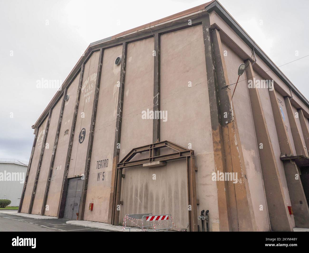 Rom, Italien, November 26 2022 Außenfassade des Teatro 5, Federico Fellinis Lieblingsbühne. Cinecitta ist ein großes Filmstudio in Rom, das nicht zu übersehen ist Stockfoto