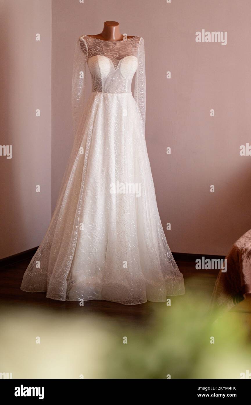 Ein weißes Hochzeitskleid für die Braut an ihrem Hochzeitstag. Stockfoto