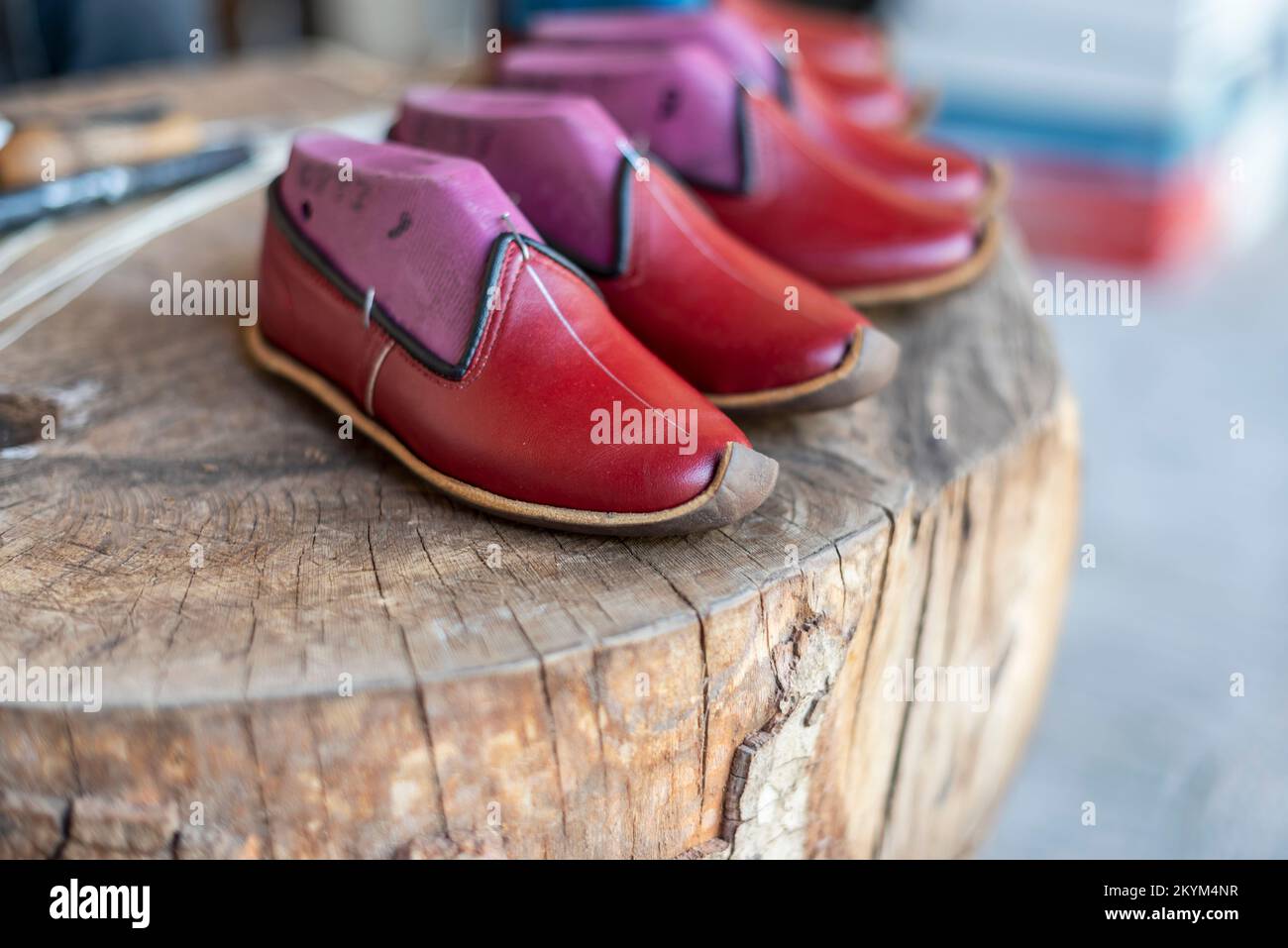 Traditionelle jemenitische Schuhe in einem Marktstand im Freien in der Stadt Kahramanmaraş des türkischen Landes, aus der Nähe Stockfoto