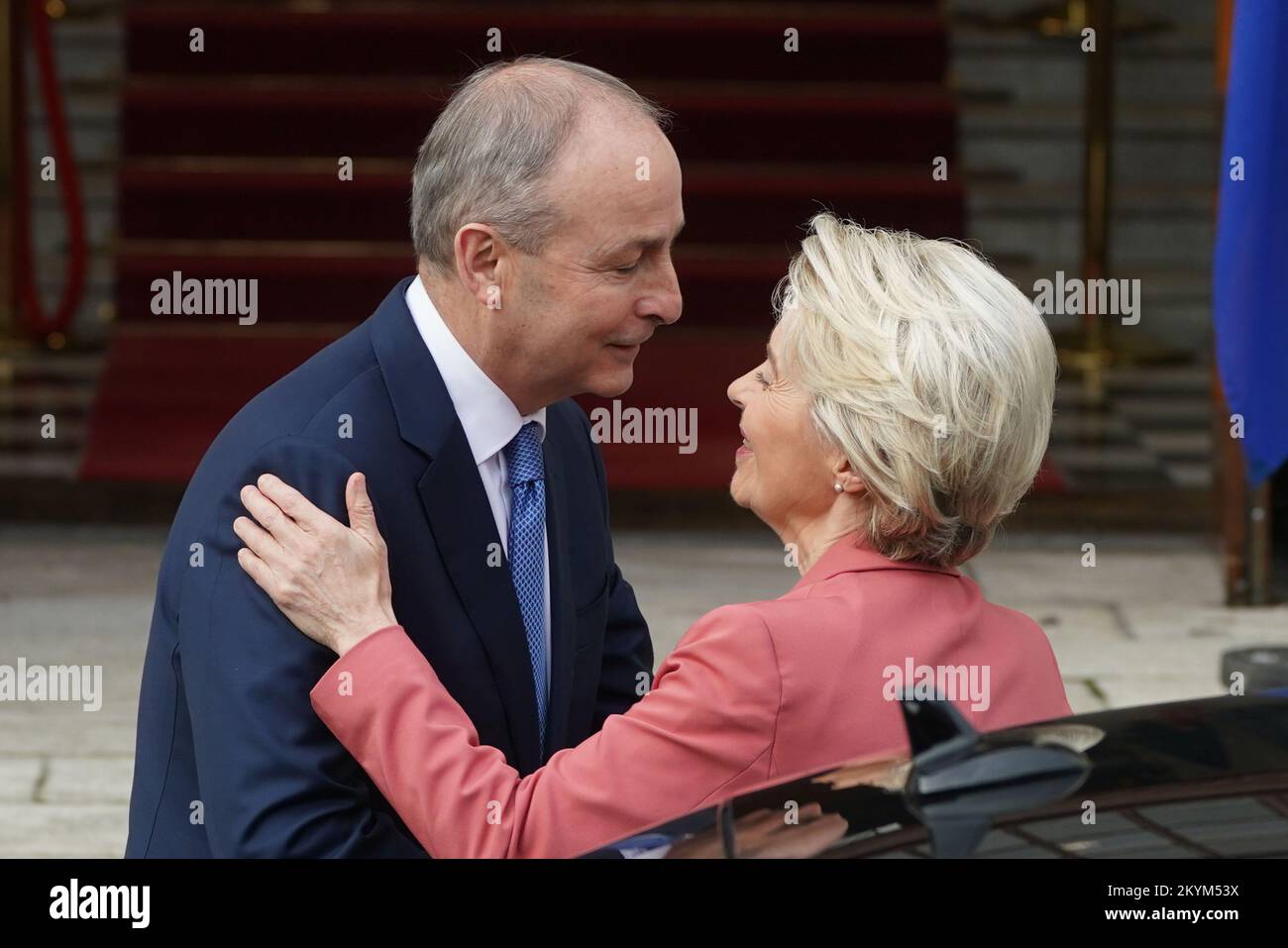 Taoiseach Micheal Martin begrüßt die Präsidentin der Europäischen Kommission Ursula von der Leyen in den Regierungsgebäuden in Dublin. Foto: Donnerstag, 1. Dezember 2022. Stockfoto