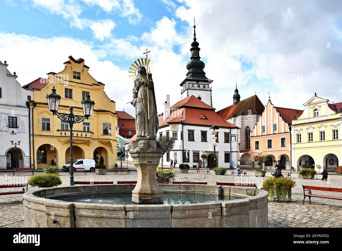 Masaryk Square in Pelhrimov. In der Architektur des Platzes und seiner Umgebung werden wichtige Baustile dargestellt. Auf dem Bild ist der Fountai Stockfoto