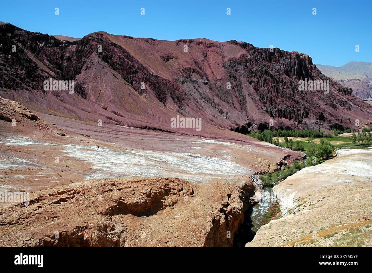 Rote, magentafarbene Berglandschaft im Kalu-Tal bei Bamyan (Bamiyan), Afghanistan. Auf der südlichen Route zwischen den beiden Städten. Stockfoto