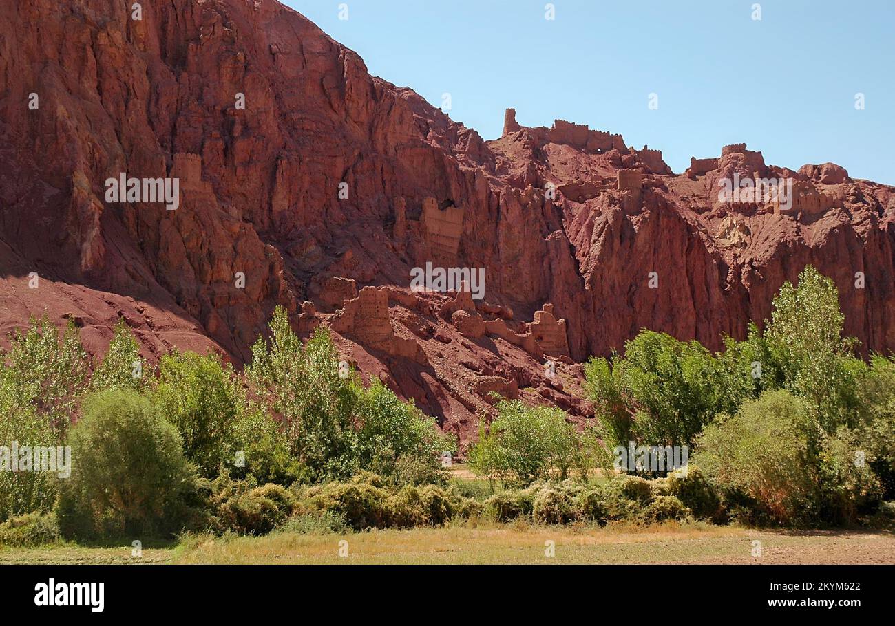 Ruinen der Festung Shahr e Zohak (oder Zuhak) auf roten Klippen in der Nähe von Bamyan (Bamiyan), Afghanistan. (Auch Zohak/Zuhak City oder die Rote Stadt.) Stockfoto