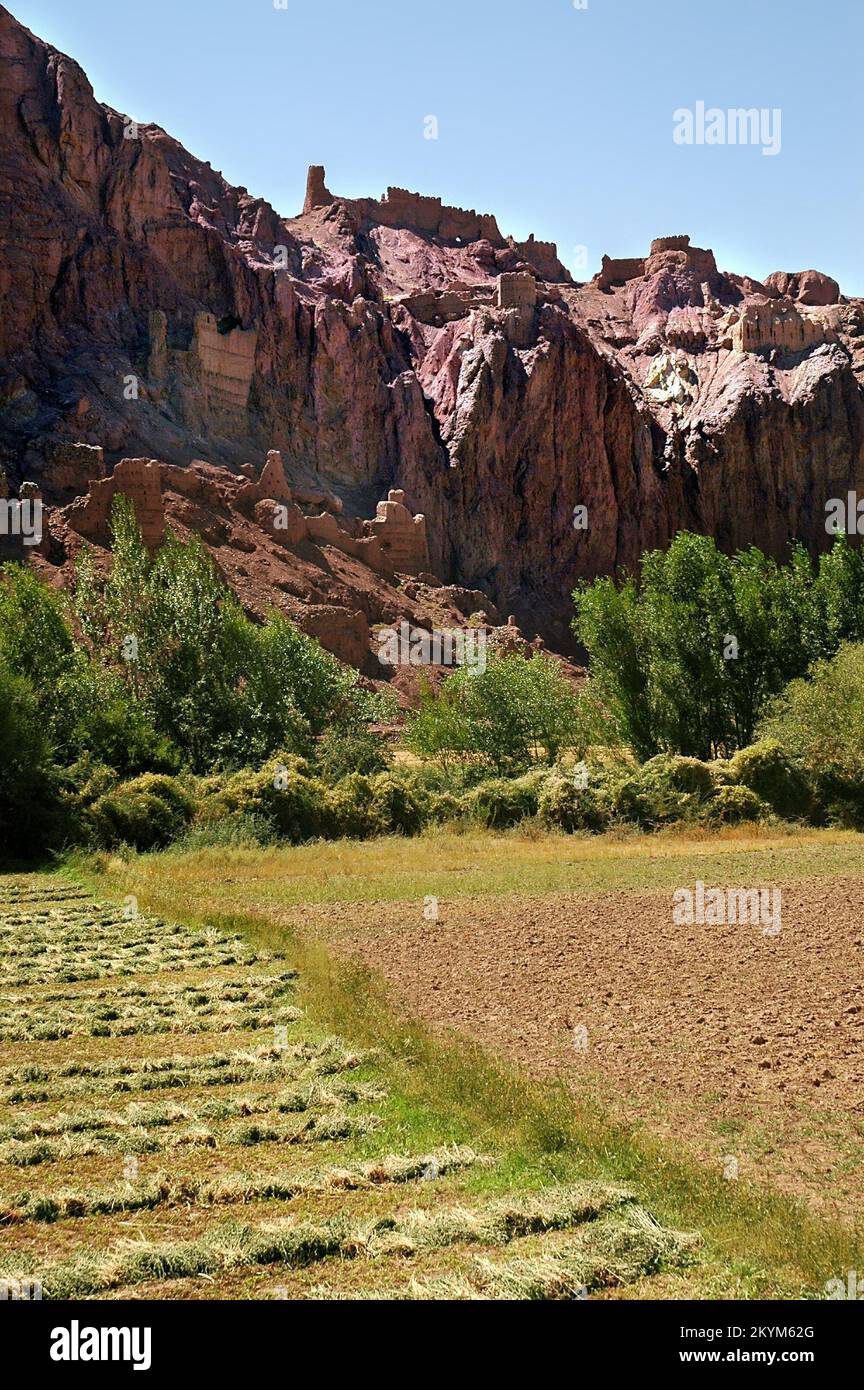 Ruinen der Festung Shahr e Zohak (oder Zuhak) auf roten Klippen in der Nähe von Bamyan (Bamiyan), Afghanistan. (Auch Zohak/Zuhak City oder die Rote Stadt.) Stockfoto