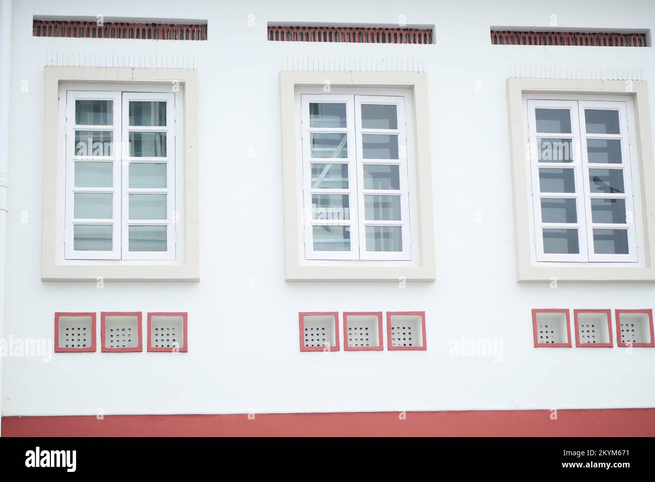 Modernes Gebäude mit getönten Fenstern. Urbane Architektur Stockfoto