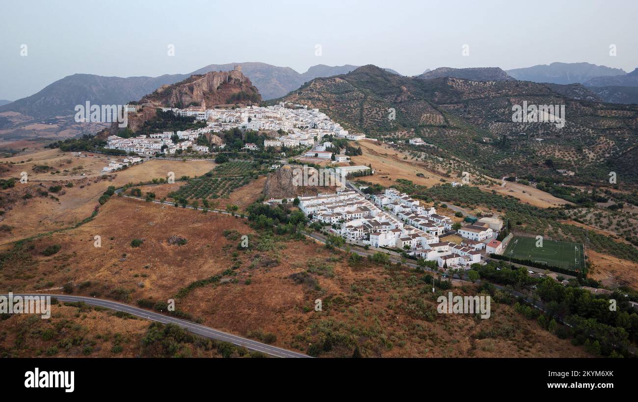 Blick aus der Vogelperspektive auf die weißen Dörfer von Zahara de la Sierra in Andalusien in Spanien mit touristischem Reiseziel. Urlaub und Urlaub. Stockfoto