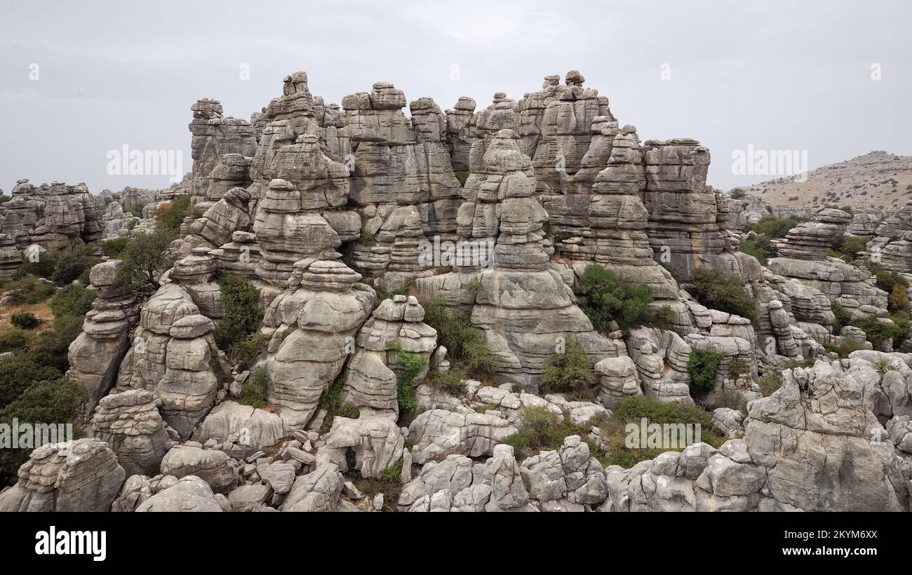 Draufsicht über das Naturdenkmal El Torcal in Antequera, Spanien, das zum UNESCO-Weltkulturerbe gehört. Stockfoto