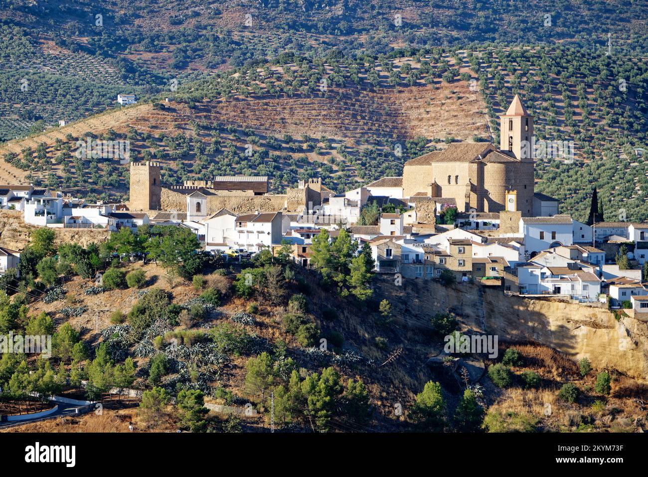 Blick auf die weißen Dörfer von Iznajar in Andalusien in Spanien. Touristisches Reiseziel. Urlaub und Urlaub. Stockfoto