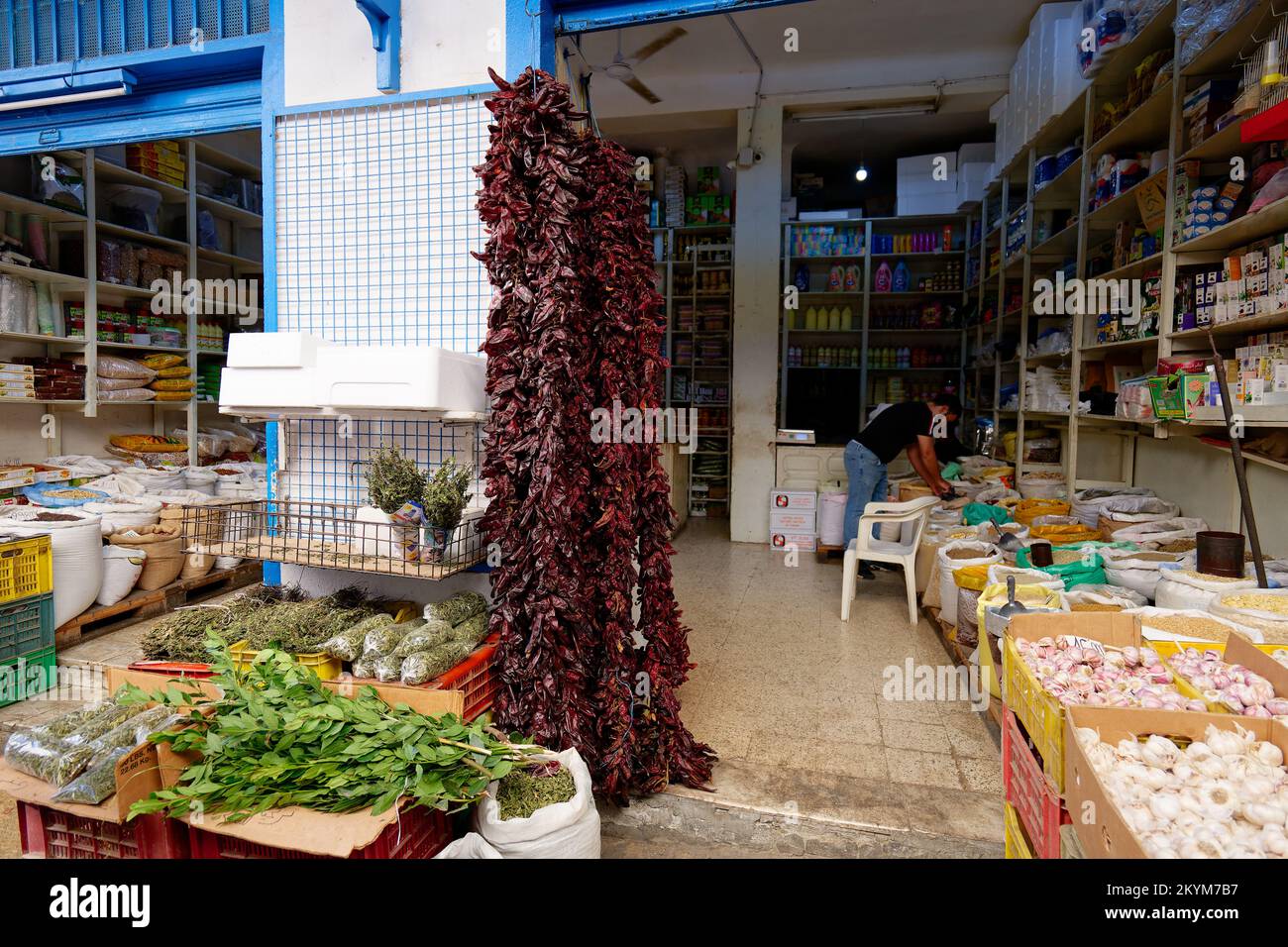 Handel in Sousse in Tunesien. Verschiedene Gewürze, die in den Straßen der Medina von Sousse verkauft werden. Stockfoto