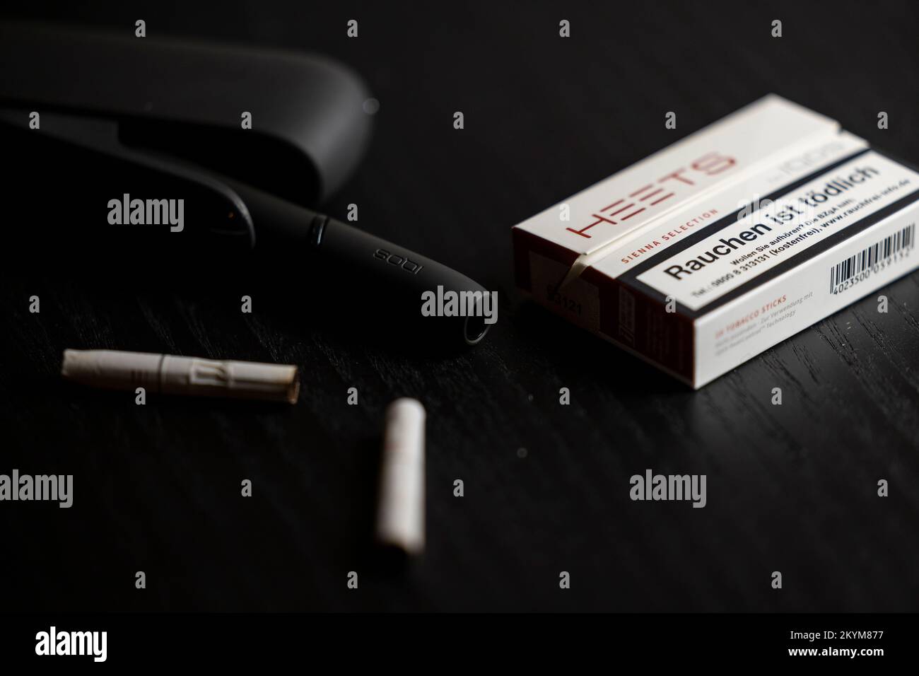 Neuchâtel, Schweiz. 21 Aug, 2018. Der Tabak Heizsystem Iqos der  Tabakkonzern Philip Morris International. Kurze Tabak Sticks (Blätter), die  halbe Größe von Zigaretten, gehen in den Pen-ähnliches Gerät, das heizt die  Tabak