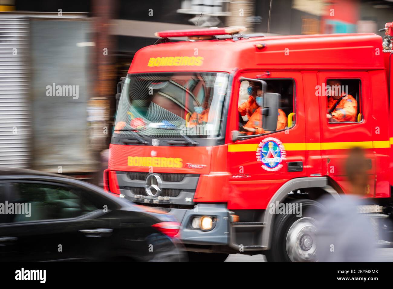 Feuerwehrleute in einem roten Feuerwehrauto in Belo Horizonte, Brasilien, Minas Gerais. Stockfoto