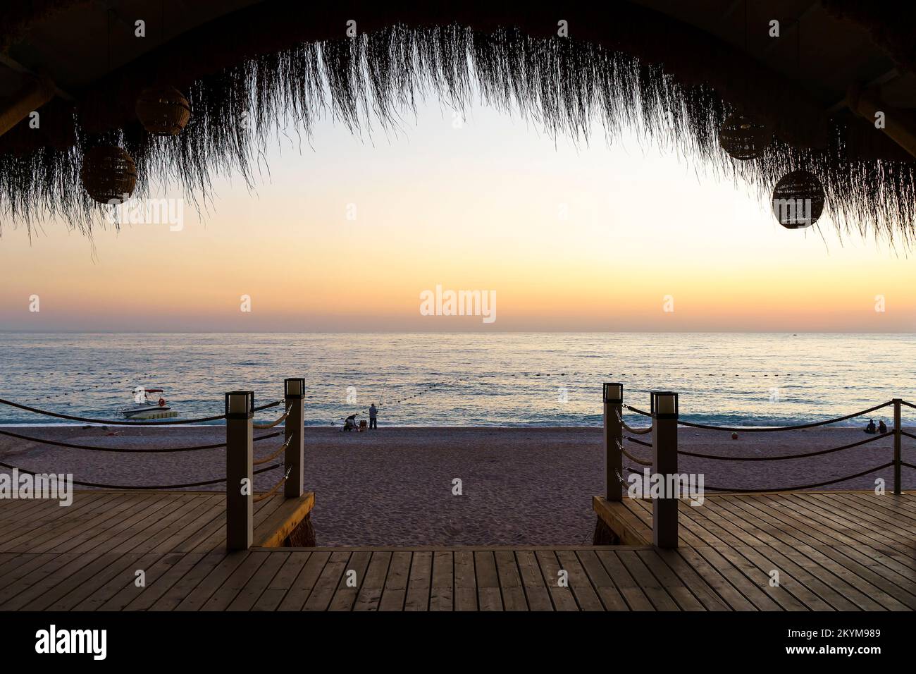 Strandcafe am Meer bei Sonnenuntergang. Wunderschöner tropischer Abend an der Küste. Entspann dich, Sommer, Urlaub. Hochwertiges Foto Stockfoto