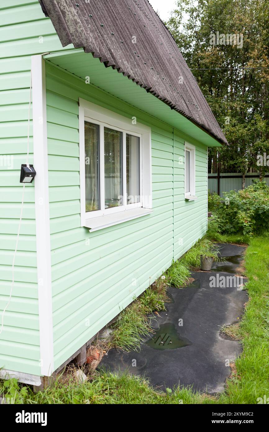 Die Fassade eines Landhauses mit Seitendekoration Stockfoto