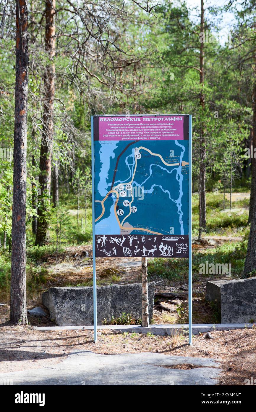 Zalavruga, Stadt Belomorsk, Republik Karelien, Russland-circa Aug. 2022: Informationstafel befindet sich im archäologischen Komplex Zalavruga. Petrog aus dem Weißen Meer Stockfoto