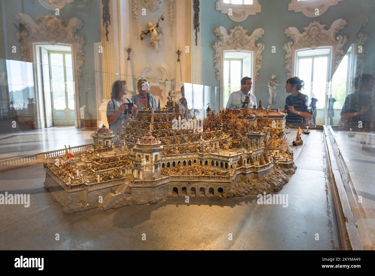 Palazzo Borromeo, Blick auf Menschen, die ein detailliertes Modell der Isola Bella im Salone Nuovo im Palazzo Borromeo, Piemont, Italien betrachten Stockfoto