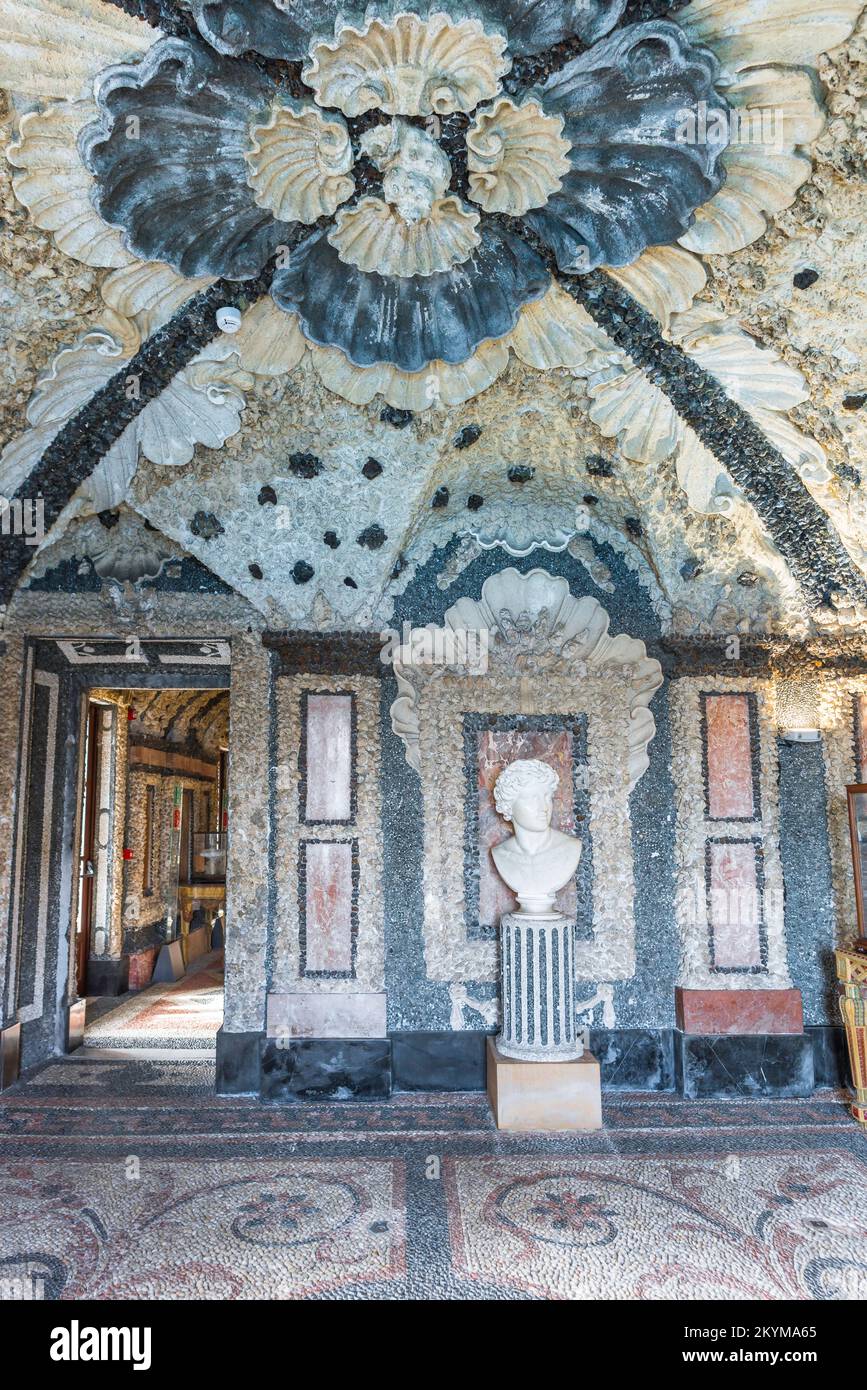 Palazzo Borromeo, Blick auf die zweite Grotte mit ihrer herrlichen Ventilatorgewölbedecke im Palazzo Borromeo, Isola Bella, Piemont, Italien Stockfoto