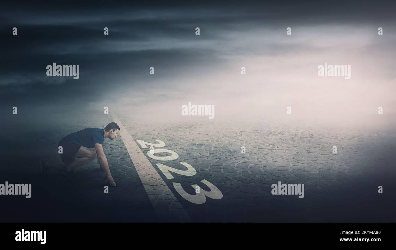 Ein entschlossener Mann steht bereit in der Startposition und blickt