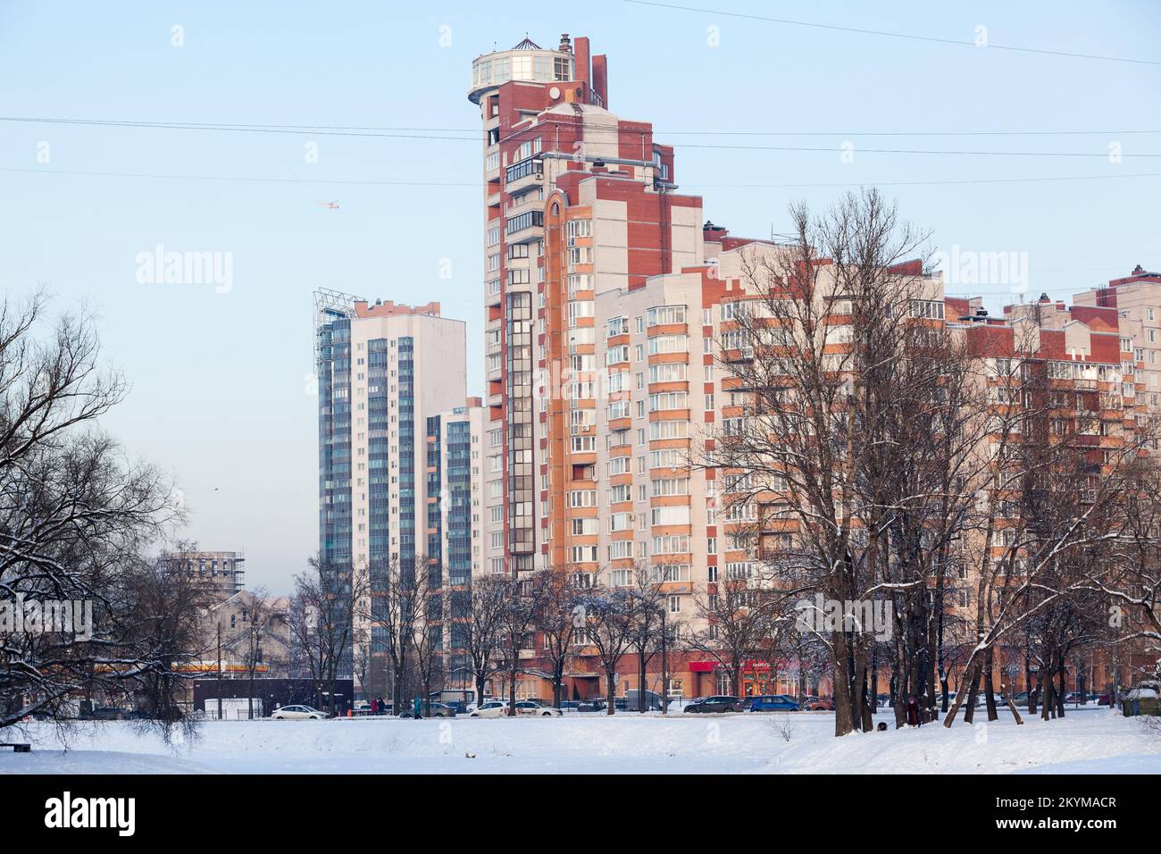 St. Petersburg, Russland - ca. Februar 2021: Wohnkomplex Belveder liegt im Winter an der Kreuzung von Leninsky und Dachny Prospekt. St. Petersbur Stockfoto