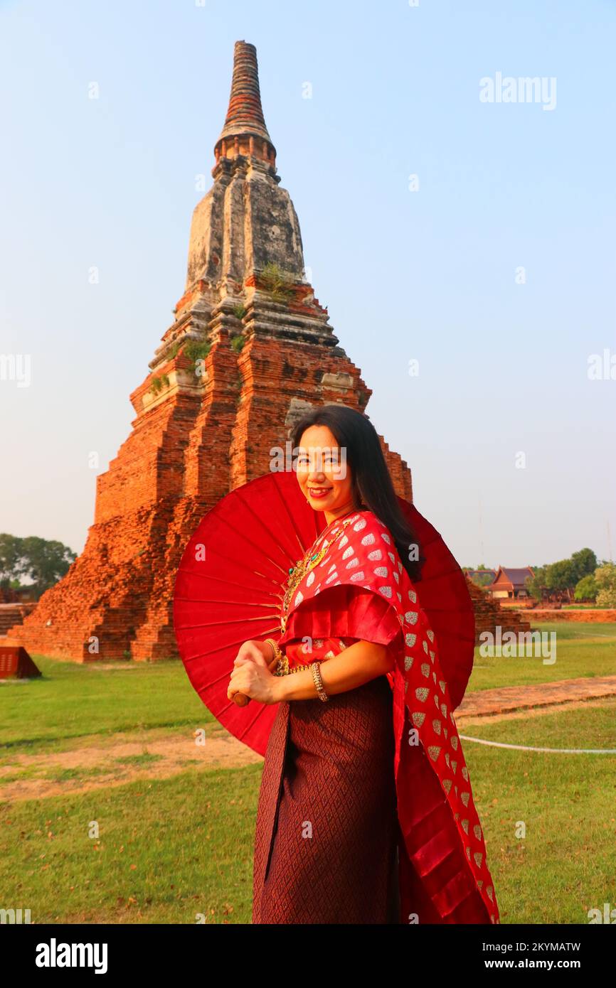 Thailändisches Mädchenkleid thailändisches Kostüm im alten Tempel Ayutthaya Stockfoto