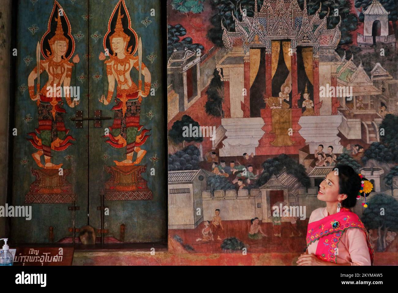 Eine thailändische Dame in thailändischem Kostüm in einem thailändischen Tempel Stockfoto