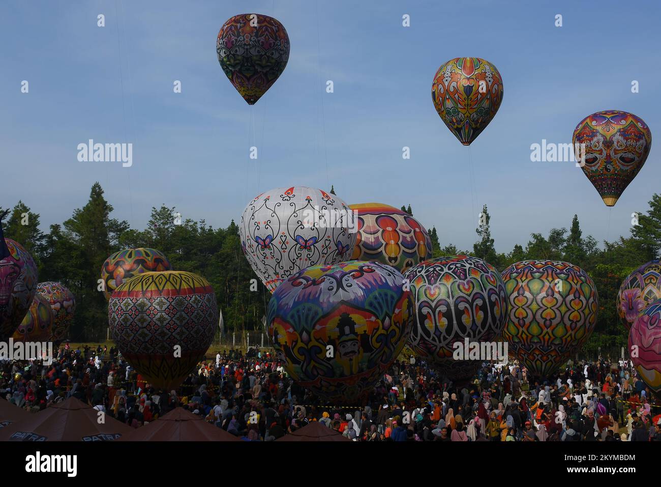 Wonosob Luftballonfestival im Kalianget Swimming Pool Stockfoto
