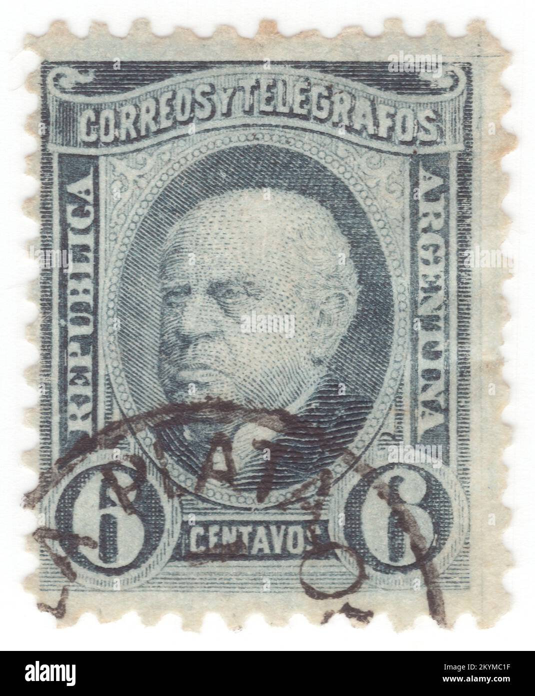 ARGENTINIEN - 1888: Blau-schwarze Briefmarke von 6 Centavos mit Porträt von Sarmiento. Domingo Faustino Sarmiento war argentinischer Aktivist, Intellektueller, Schriftsteller, Staatsmann und zweiter Präsident Argentiniens. Sein Schreiben umfasste eine breite Palette von Genres und Themen, von Journalismus über Autobiografie bis hin zu politischer Philosophie und Geschichte. Er war Mitglied einer Gruppe von Intellektuellen, bekannt als Generation der 1837, die einen großen Einfluss auf Argentinien des 19.. Jahrhunderts hatte. Er sei besonders mit Bildungsfragen beschäftigt und habe auch einen wichtigen Einfluss auf die Literatur der Region Stockfoto