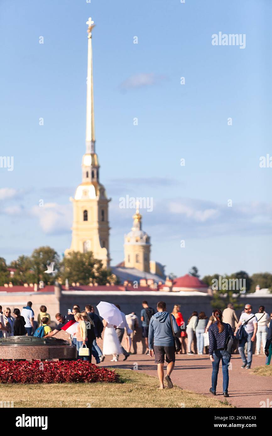 St. Petersburg, Russland-circa Aug. 2022: Spieß der Wassiljewski-Insel und Peter-und-Paul-Festung befinden sich im Zentrum der Stadt. Sommer-Touristensaison Stockfoto