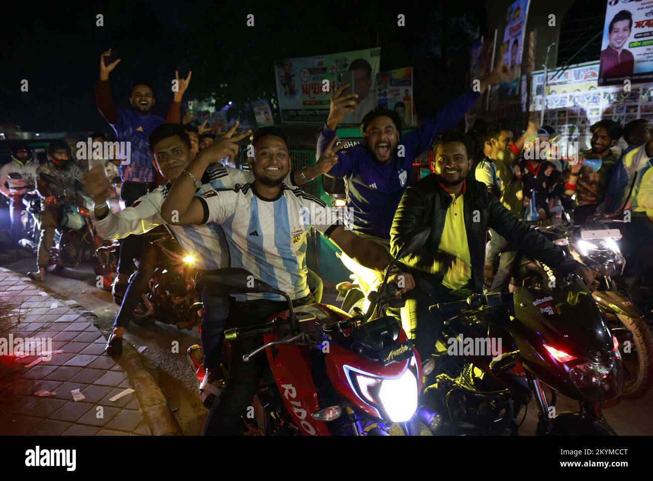 Fußballfans aus Bangladesch feiern den Sieg Argentiniens gegen Polen während des FIFA-Weltmeisterschafts-Qatar-2022-Spiels zwischen Argentinien und Polen in der Dhaka-Universitätsgegend in Dhaka, Bangladesch, am 1. Dezember 2022. Foto: Suvra Kanti das/ABACAPRESS.COM Stockfoto