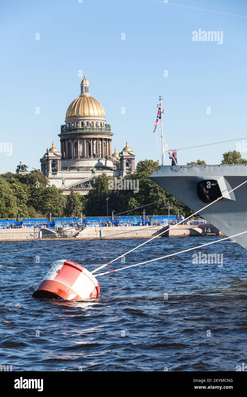 Ein Kriegsschiff, das in den Gewässern der Newa gegen die St. Isaakskathedrale, St. Petersburg, Russland Stockfoto