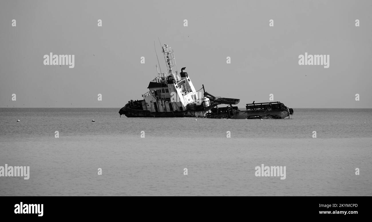 Versunkenes Schiff strandete in der Nähe des Ufers Stockfoto