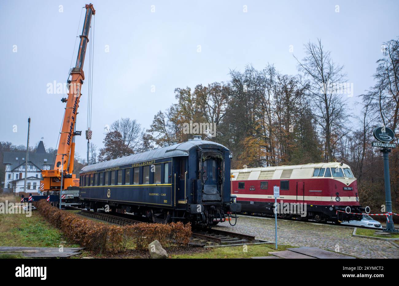 01. Dezember 2022, Mecklenburg-Vorpommern, Gadebusch: Der Schlafwagen des legendären Orient Express aus dem Jahr 1941 steht auf der Museumsstrecke neben dem historischen Bahnhof. Der 54-Tonnen-Wagen wurde einst zwischen Paris und Istanbul von zwei auf Lkw montierten Kränen in der Nacht von der Deutschen Bahn in das Museumsviertel gehoben. Foto: Jens Büttner/dpa Stockfoto