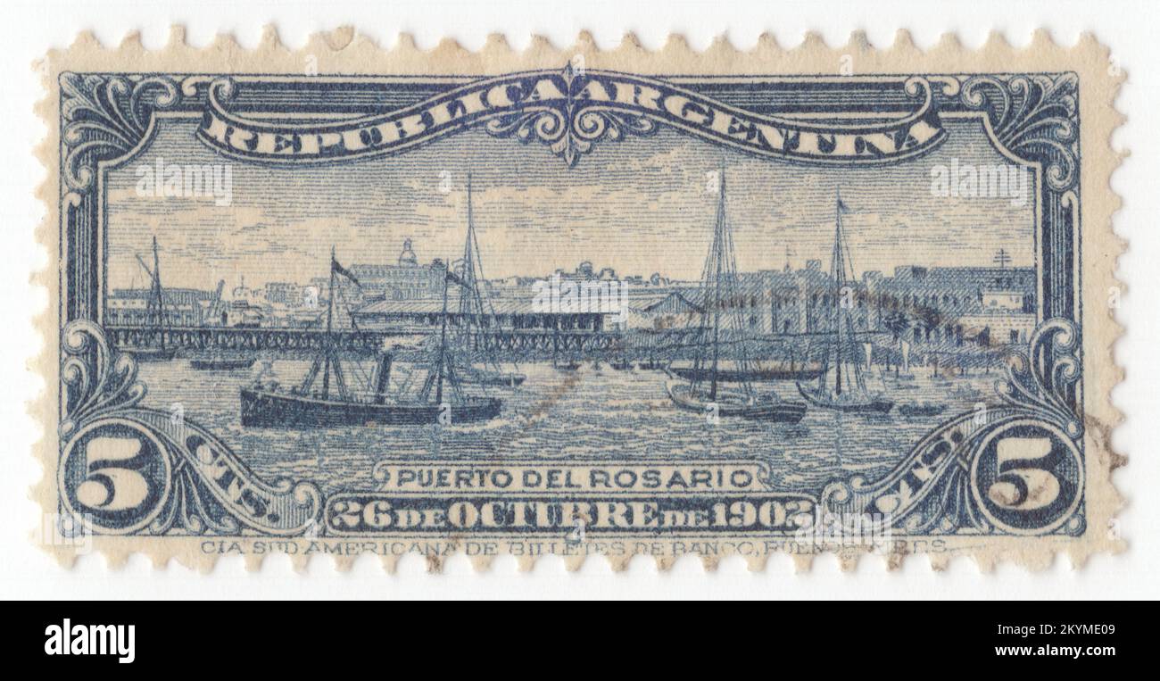 ARGENTINIEN - 1902: 5 Centavos tiefblaue Briefmarke mit Panoramablick auf den Hafen von Rosario. Fertigstellung der Hafenanlagen in Rosario. Der Hafen von Rosario ist ein Inlandshafen und ein bedeutendes Warenseezentrum Argentiniens. Er befindet sich in der Stadt Rosario, Provinz Santa Fe, am Westufer des Parana, etwa 550 km flussaufwärts vom Atlantischen Ozean. Der Hafen ist der größte einer Reihe in den verschiedenen Städten des Großraums Rosario, die auf dem Paraná liegen; der letzte (nördlichste) überseeische Verkehr ist Puerto General San Martín (23 km flussaufwärts von Rosario) Stockfoto