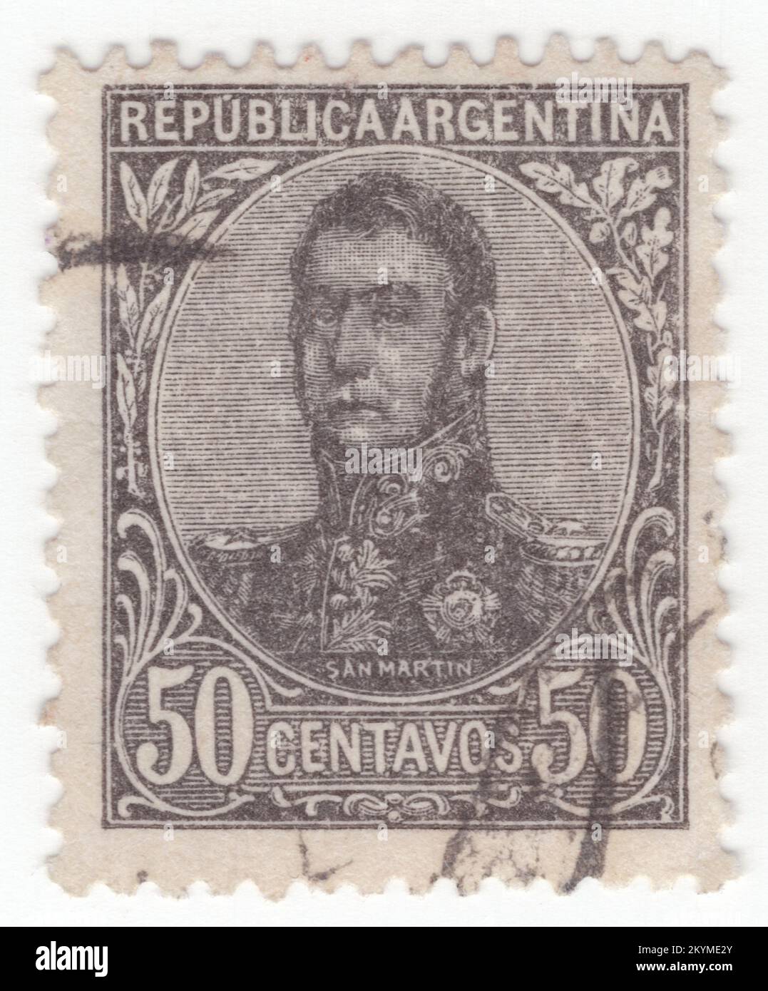 ARGENTINIEN - 1908: Schwarze Briefmarke von 50 Centavos, die das Porträt von José de San Martín (Jose Francisco de San Martín y Matorras) darstellt, bekannt als der Liberator von Argentinien, Chile und Peru. Argentinischer General und der Hauptführer des südlichen und zentralen Teils des erfolgreichen Kampfes Südamerikas für die Unabhängigkeit vom Spanischen Reich, der als Beschützer von Peru diente. Geboren in Yapeyú, Corrientes, im modernen Argentinien, verließ er im frühen Alter von sieben Jahren das Vizekanzler der Río de la Plata, um in Málaga, Spanien, zu studieren Stockfoto