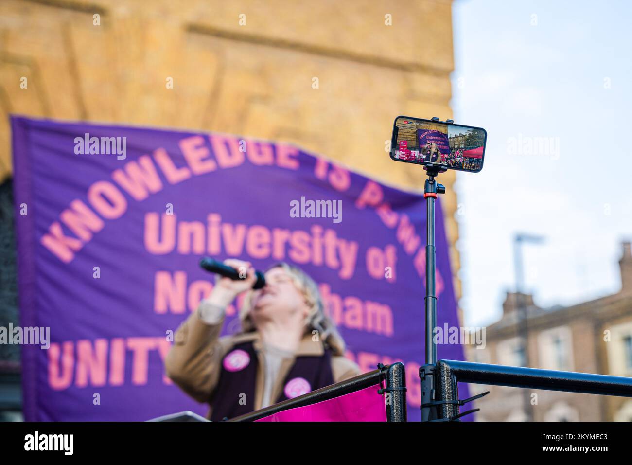 London, Großbritannien. 30.. November 2022. Jo Grady, Generalsekretär der University and College Union (UCU), spricht während der Kundgebung zu Demonstranten. Tausende von Menschen versammeln sich vor der King's Cross Station, um den größten von der University and College Union (UCU) organisierten Walk-out zu unterstützen, um eine sinnvolle Bezahlung zu fordern, schlechte Arbeitsbedingungen zu verbessern und Rentenkürzungen vorzunehmen. Kredit: SOPA Images Limited/Alamy Live News Stockfoto