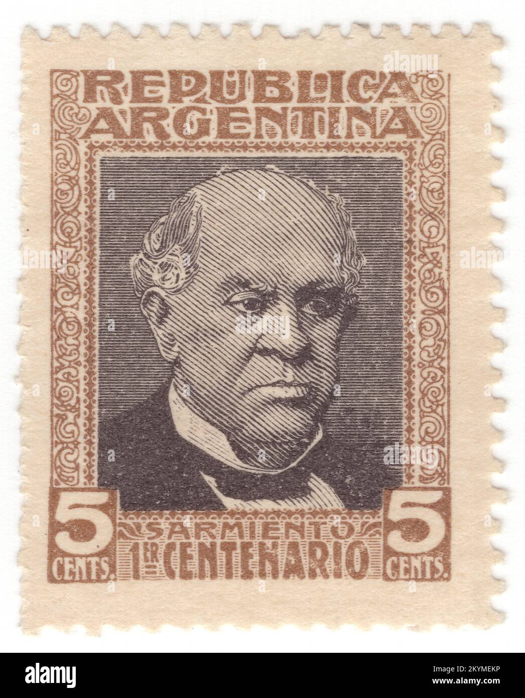 ARGENTINIEN - 1911: 5 Centavos grau-braune und schwarze Briefmarke mit Porträt von Sarmiento. Domingo Faustino Sarmiento war argentinischer Aktivist, Intellektueller, Schriftsteller, Staatsmann und zweiter Präsident Argentiniens. Sein Schreiben umfasste eine breite Palette von Genres und Themen, von Journalismus über Autobiografie bis hin zu politischer Philosophie und Geschichte. Er war Mitglied einer Gruppe von Intellektuellen, bekannt als Generation der 1837, die einen großen Einfluss auf Argentinien des 19.. Jahrhunderts hatte. Er sei besonders mit Bildungsfragen beschäftigt und habe auch einen wichtigen Einfluss auf die Literatur der Region Stockfoto