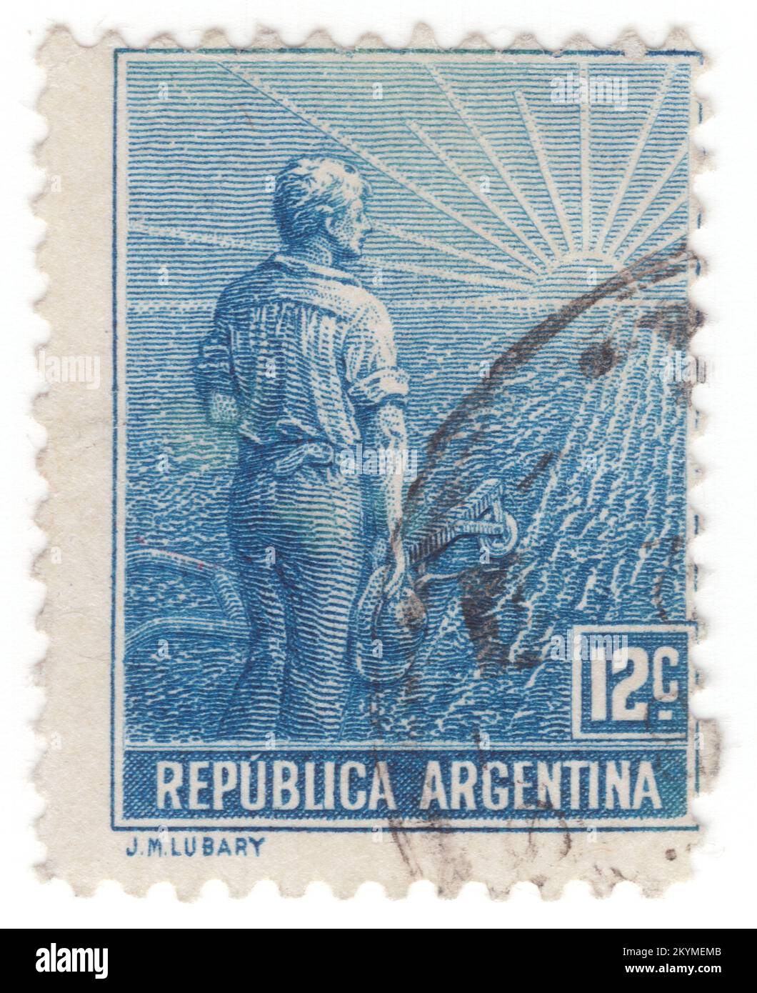 ARGENTINIEN - 1911: 12 Centavos tiefblaue Briefmarke mit einer allegorischen Zusammensetzung - ein junger Landwirt mit einem Pflug am Rand eines teilweise gepflügten Feldes schaut auf den Sonnenaufgang. Ein Symbol der Agrarreform und der Bildung Argentiniens als Weltmacht in der Agrarproduktion Stockfoto
