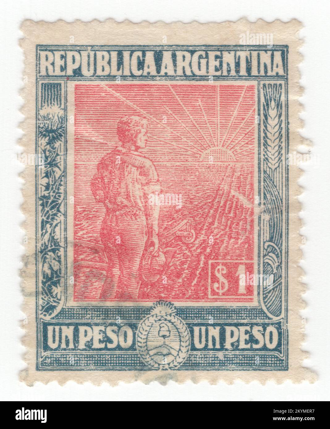 ARGENTINIEN - 1912: 1 Pesos dunkelblaue und rosa Briefmarke mit einer allegorischen Zusammensetzung - ein junger Landwirt mit einem Pflug am Rand eines teilweise gepflügten Feldes schaut auf den Sonnenaufgang. Ein Symbol der Agrarreform und der Bildung Argentiniens als Weltmacht in der Agrarproduktion Stockfoto