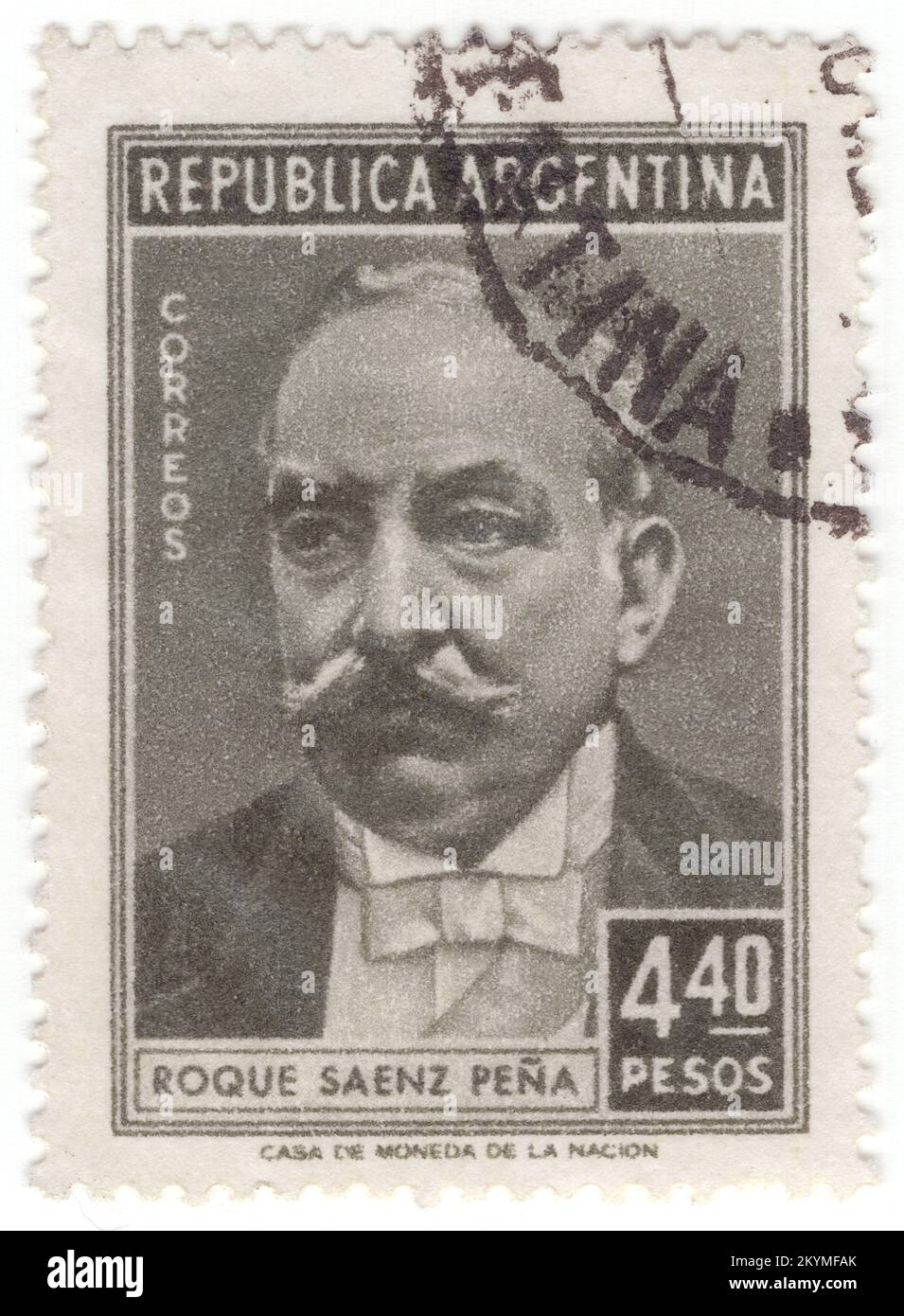 ARGENTINIEN - 1957. April 1: 4,40 Pesos grünlich-graue Briefmarke mit Porträt von Roque Saenz Pena. Roque José Antonio del Sagrado Corazón de Jesús Sáenz Peña Lahitte war argentinischer Politiker und Rechtsanwalt, der vom 12. Oktober 1910 bis zu seinem Tod im Amt am 9. August 1914 als Präsident Argentiniens diente. Er war der Sohn des ehemaligen Präsidenten Luis Sáenz Peña. Er war Kandidat für eine interne Leitung namens "Modernist" innerhalb der Nationalen Autonomistischen Partei. Er war verantwortlich für die Verabschiedung des Gesetzes 8871, bekannt als "Sáenz Peña-Gesetz", das das argentinische Wahlsystem grundlegend reformierte Stockfoto