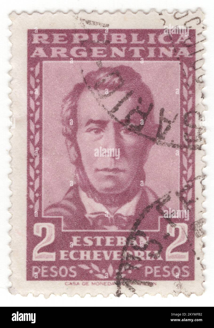 ARGENTINIEN - 1957. September 2: 2 Pesos Claret Briefmarke mit Porträt von Esteban Echeverria. Jose Esteban Antonio Echeverria war ein argentinischer Dichter, Romanautor, Kulturförderer und liberaler Aktivist, der eine bedeutende Rolle bei der Entwicklung der argentinischen Literatur spielte, nicht nur durch seine eigenen Schriften, sondern auch durch seine organisatorischen Bemühungen. Er war einer der wichtigsten romantischen Autoren Lateinamerikas. Echeverría romantischer Liberalismus wurde sowohl vom demokratischen Nationalismus von Giuseppe Mazzini als auch von den utopischen sozialistischen Doktrinen von Henri de Saint-Simon beeinflusst Stockfoto