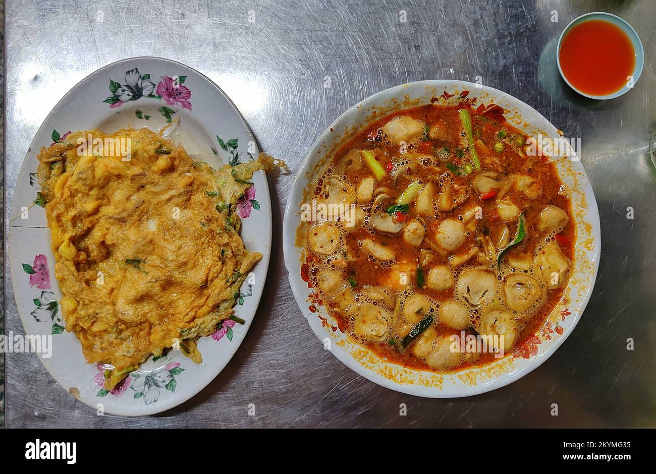 Tom Yum Kung und gebratenes Ei - berühmtes thailändisches Essen Stockfoto