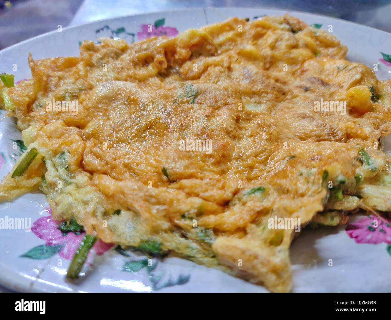 Gebratenes Ei mit Schweinefleisch, Krabben oder Garnelen - berühmte thailändische Gerichte namens Khai-Jiao Stockfoto