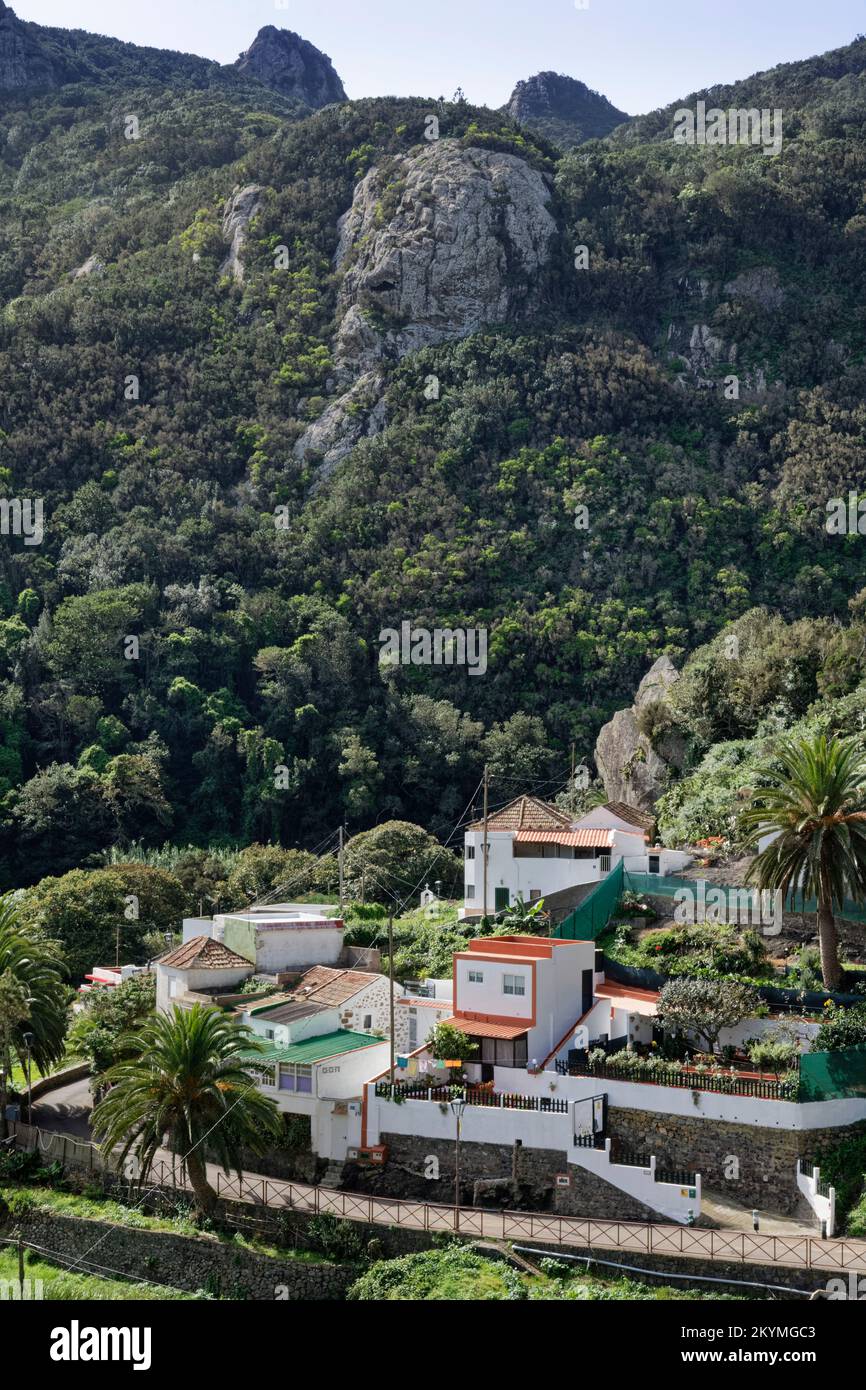 Überblick über das Dorf Chamorga, das Anaga-Gebirge, Teneriffa, die Kanarischen Inseln, Spanien, November. Stockfoto