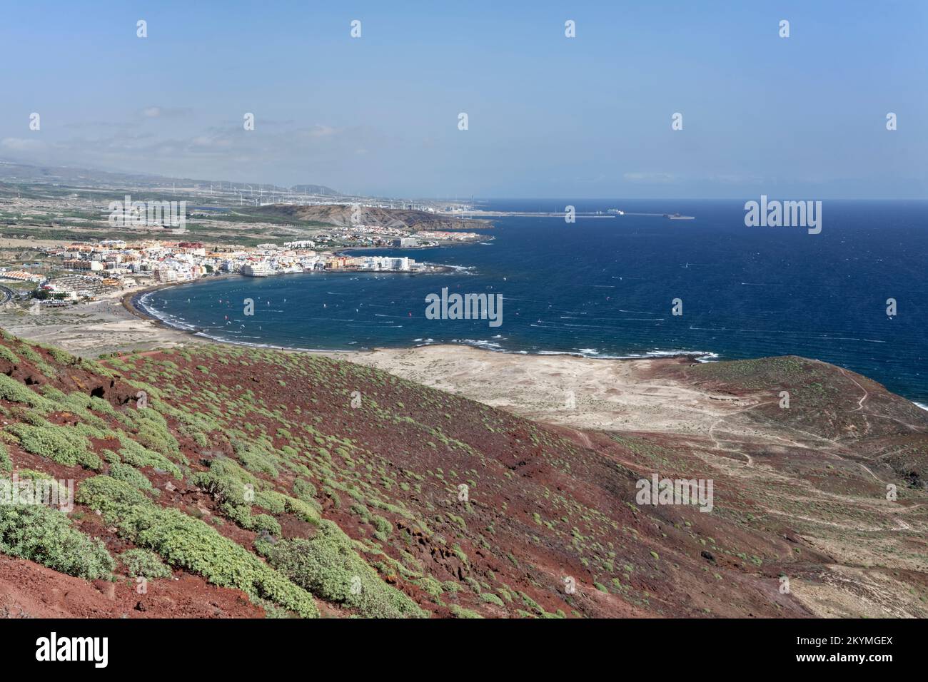 Überblick über den Strand und die Stadt El Medano von Montana Roja, Teneriffa, den Kanarischen Inseln, Spanien, November. Stockfoto
