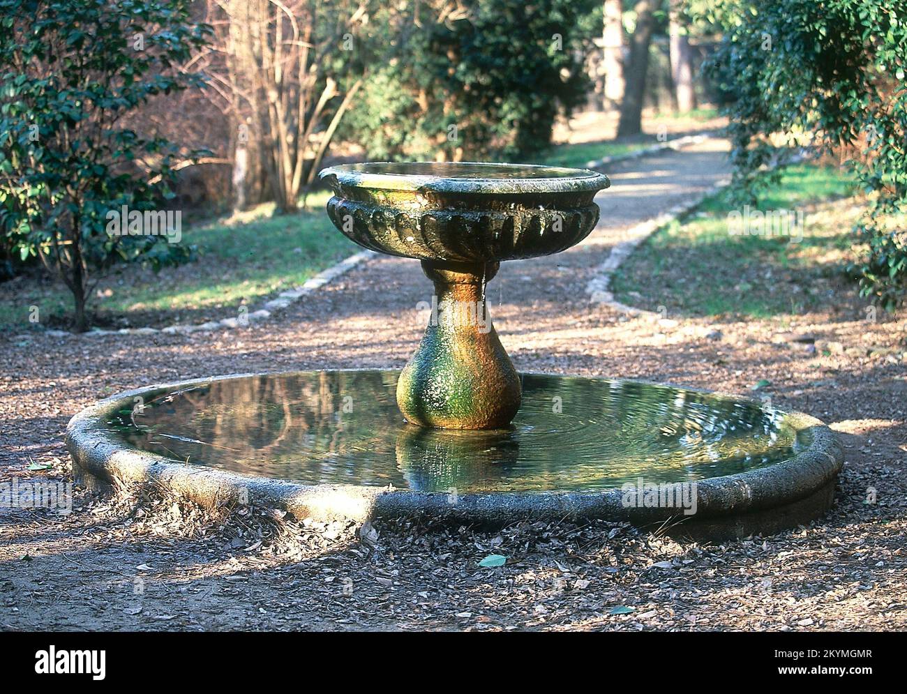 FUENTE SITUADA EN LOS JARDINES DEL CAMPO DEL MORO. LAGE: PALACIO REAL-JARDINES. MADRID. SPANIEN. Stockfoto