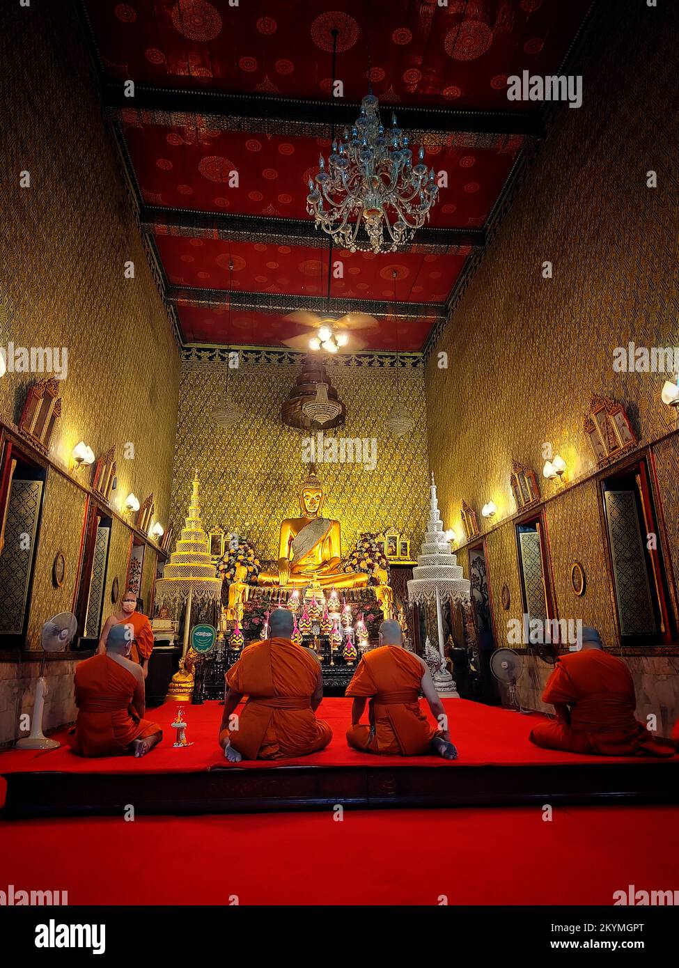 Buddhistische Mönche feiern den Makha-Bucha-Tag im Tempel Stockfoto