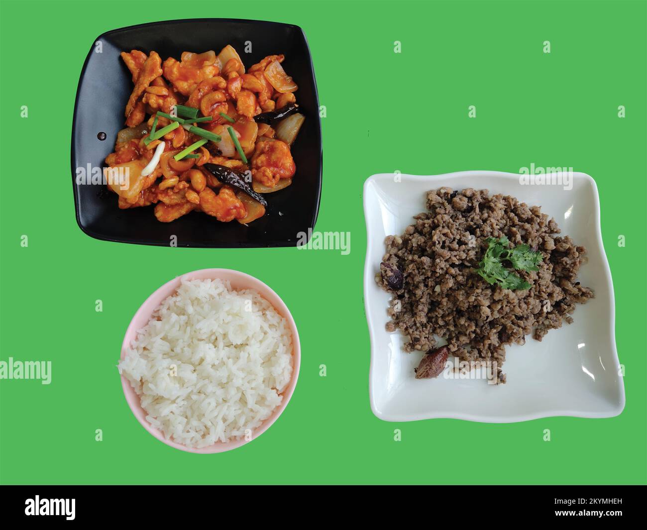 Isoliertes chinesisches Haferbrei-Set im thailändischen Stil - gekochter Reis, gebratenes Hähnchen mit Cashewnüssen und chinesische Oliven mit Schweinehackfleisch Stockfoto